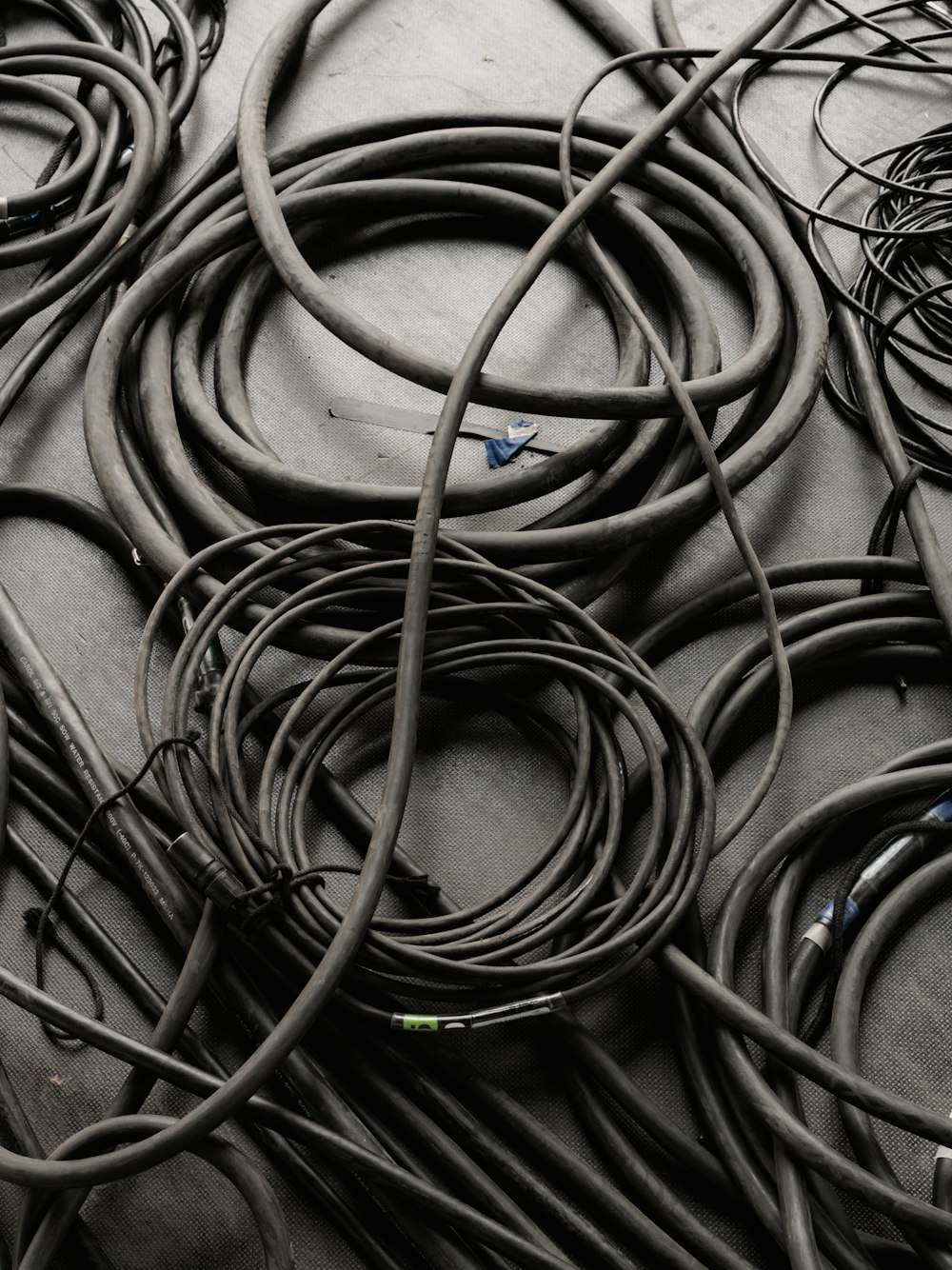 Cables enredados en el suelo