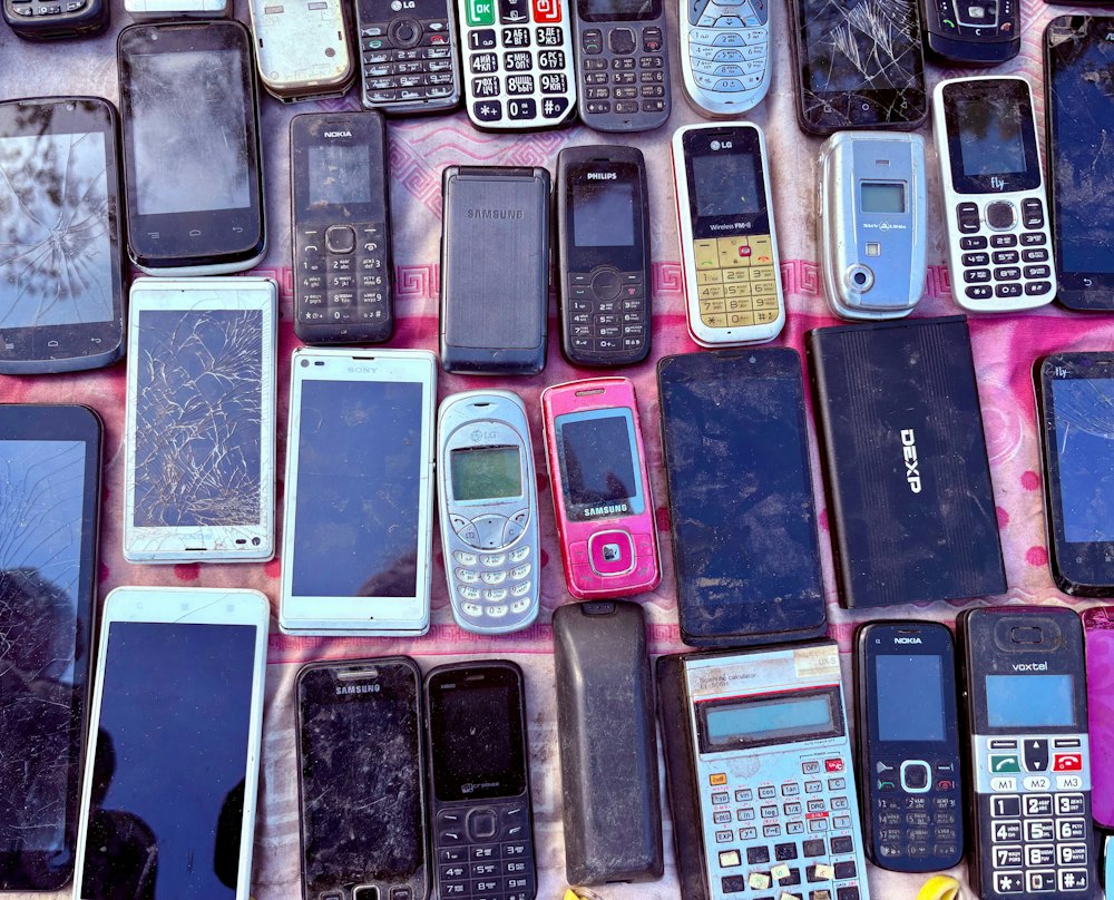 Celulares antiguos ordenados sobre una mesa