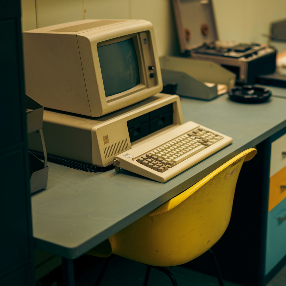 Computador antiguo en un escritorio