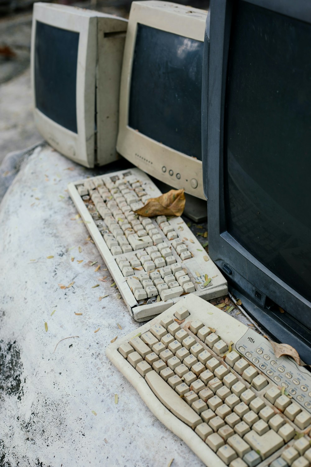 Computadores antiguos sobre una mesa para retirar en su comuna