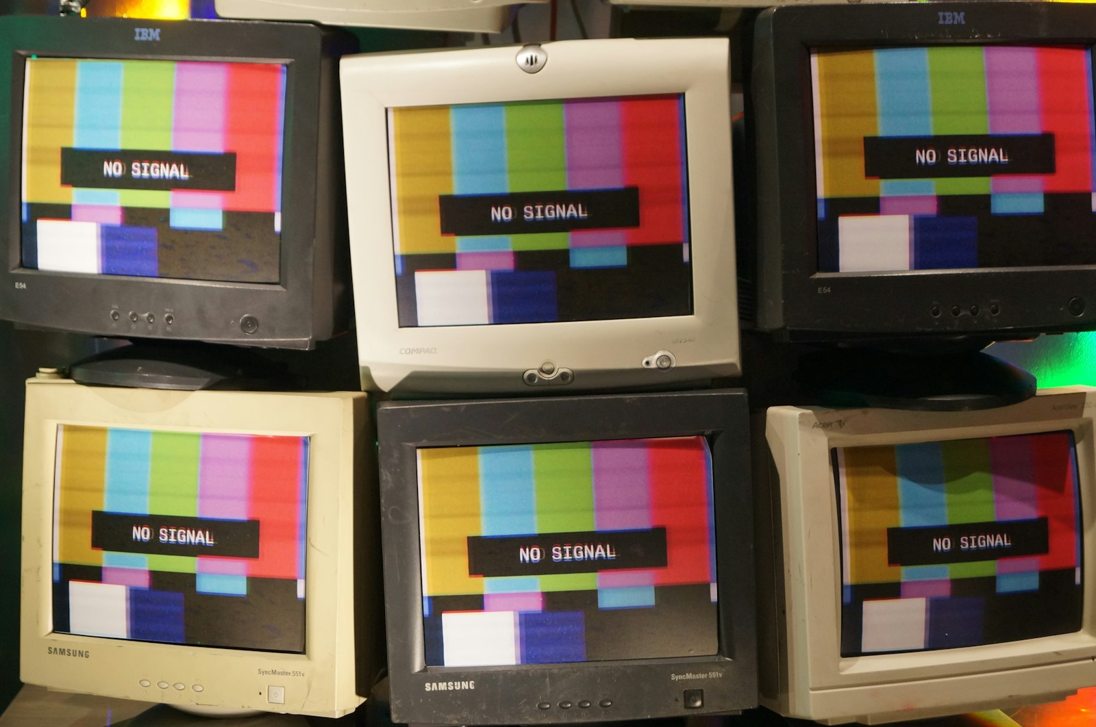 Monitores y computadores antiguos acopiados