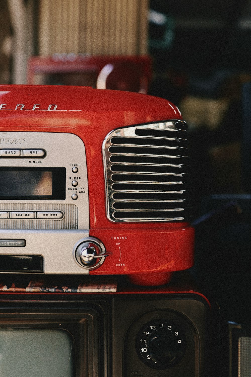 Radio antigua sobre un televisor