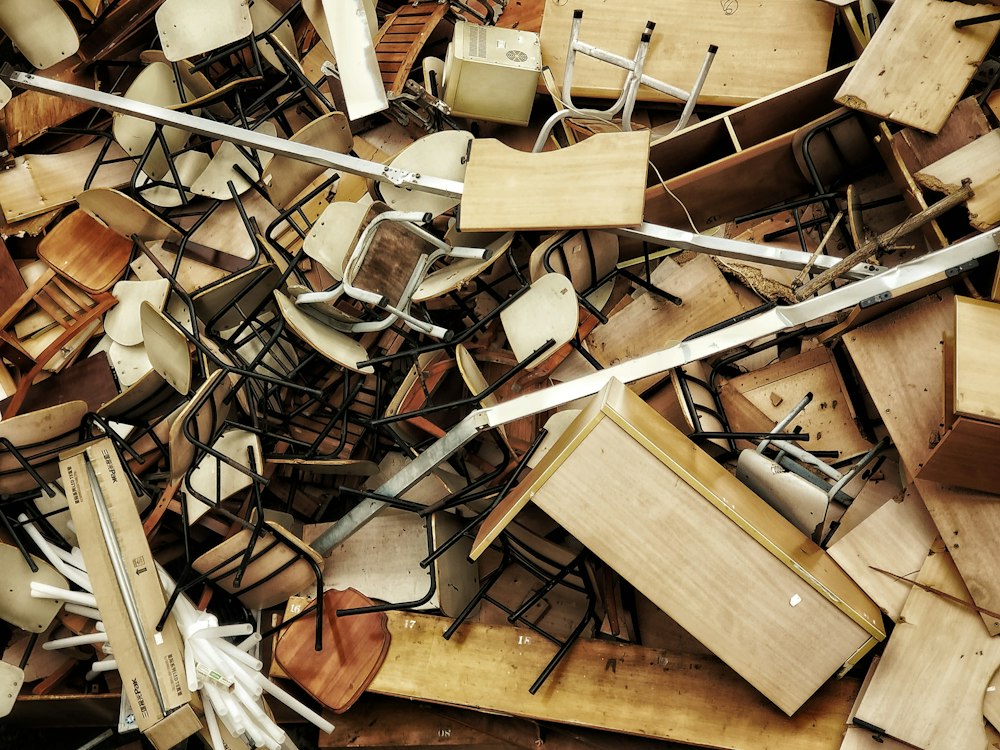 Pila de sillas y muebles de madera desarmados