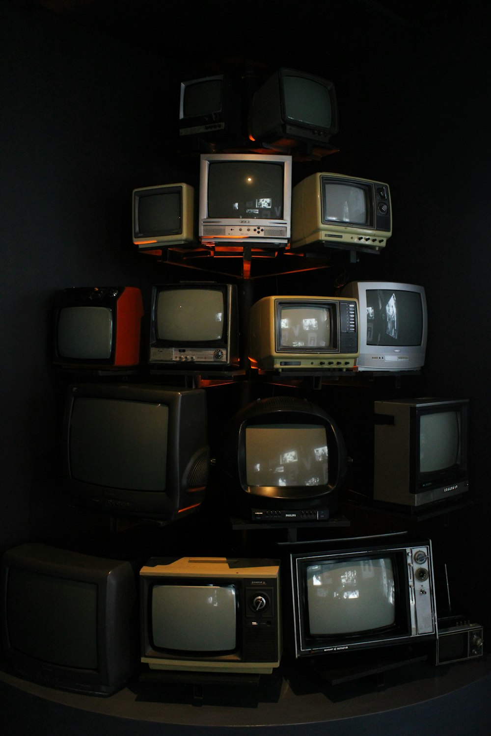 Televisores antiguos apilados